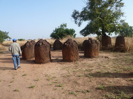 Die vielen kleinen Steine oben auf den einzelnen Steinen sind von Leuten die sie darauf legen und sich dabei im Gebet etwas wünschen