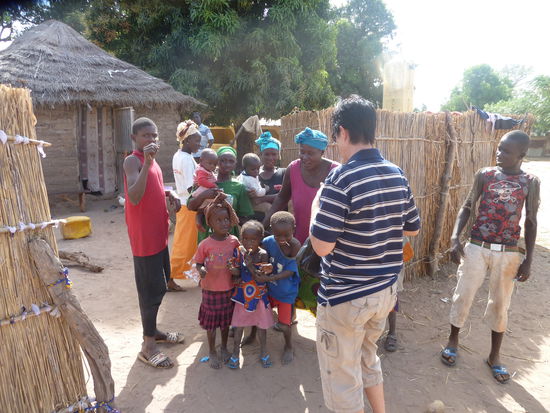 Schnell spricht es sich rum, dass wir etwas verteilen 
Immer mehr Menschen kommen zum Vorschein