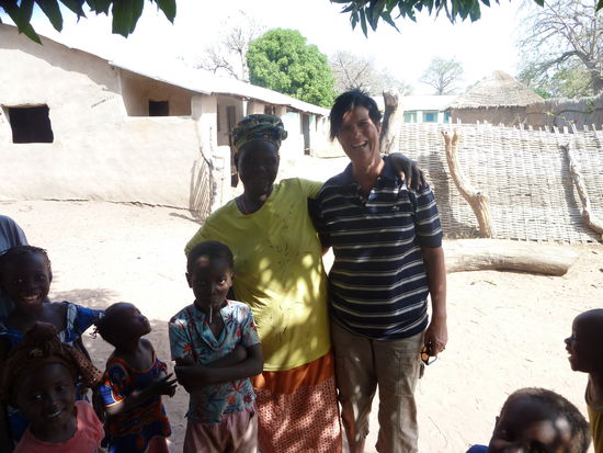 Plötzlich legt diese Lady den Arm um mich 
und will mit mir fotografiert werden