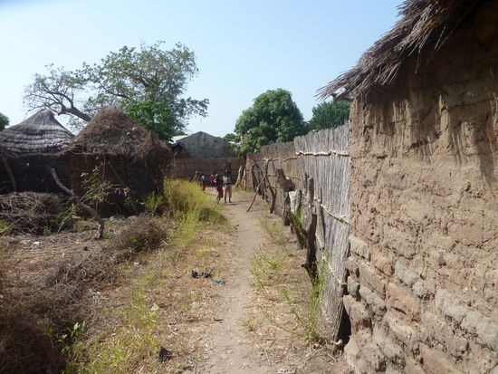 Einige winken und rufen uns noch lange nach