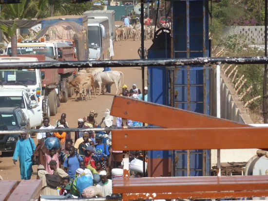 Erstaunlich, wer und was hier alles auf die Fähre kommt 