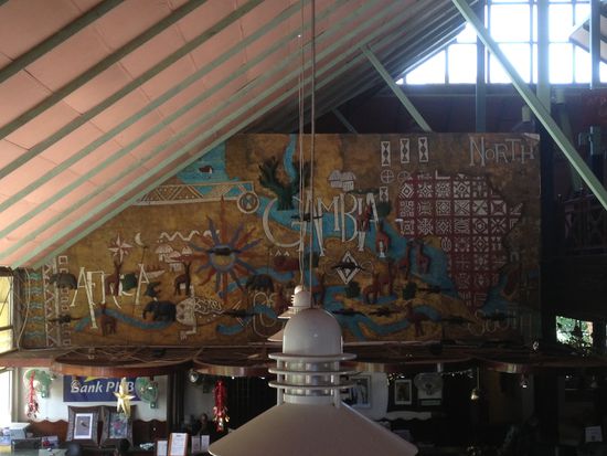 Unterhalb ist die Reception Bank und Lobby