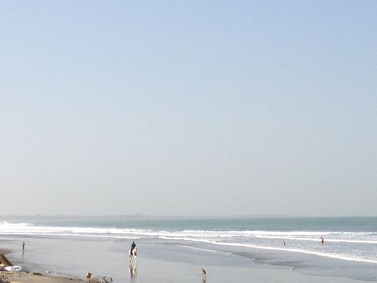 Das Meer ist ruhig - heute man kann gut schwimmen 
- bei weisser Flagge -  