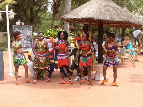 Jugendliche Tanzgruppe beim Beachrestaurant
