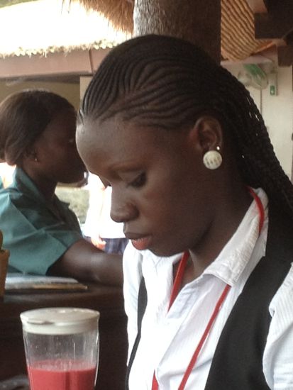 Sie mixt die feinen Tropical-drinks