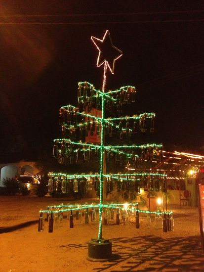 Geschmückt mit leeren Flaschen  