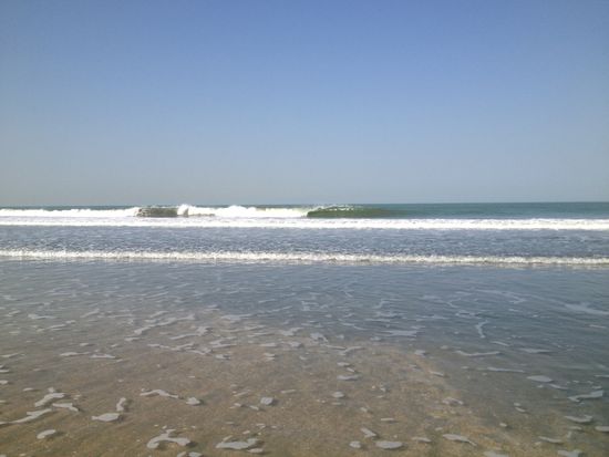 Die Wellen erschlagen einen fast - die rote Flagge weht am Strand