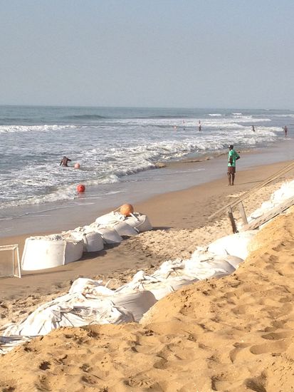 Der Strand wird vor dem Hotel mit Sandsäcken befestigt