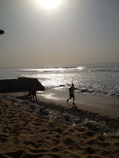 Die Colaflasche auf dem Joggerkopf!
Er nimmt sie zwischendurch runter und trinkt  
Es ist wahr - ich habs gesehen!