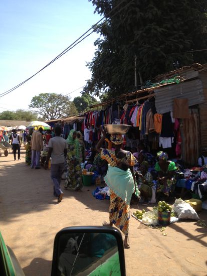 Faszinierend was hier alles auf den Köpfen getragen wird