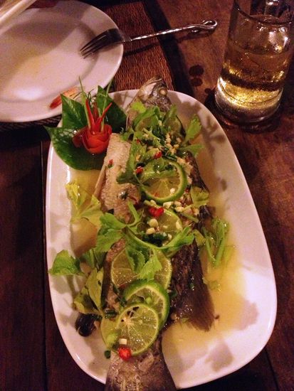 Als erstes wird der Fisch serviert