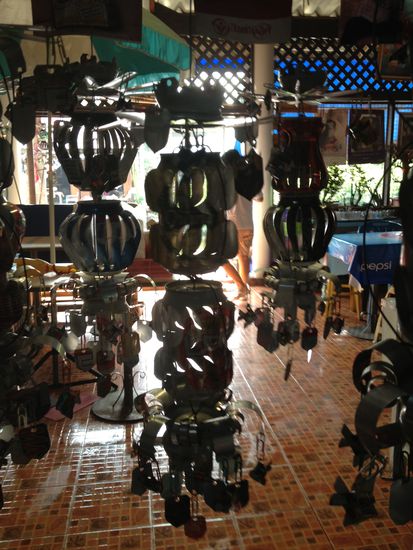 Welch tolle Idee:
aufgeschnittene Coke-Büchsen als "Windobjekte"