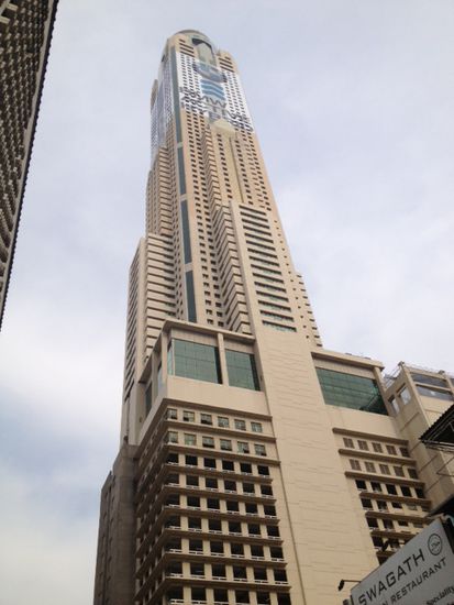 Ankunft beim Baiyoke Sky tower
ganz oben im Restaurant wartet
ein riesiges Frühstück mit Mega-Aussicht auf uns