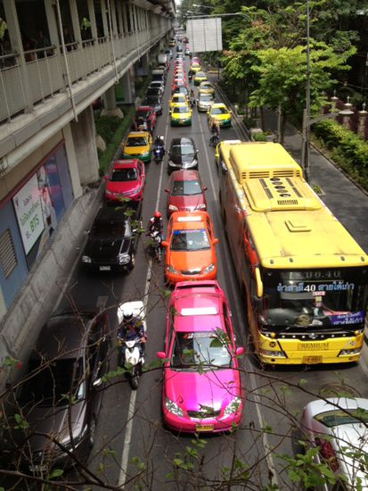 Farbenfrohe Taxis im Stossverkehr