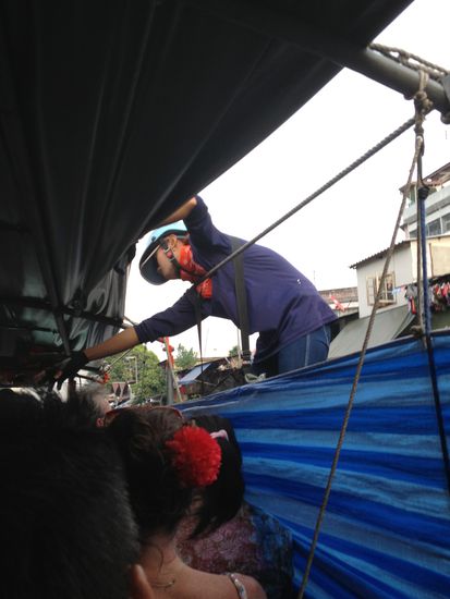 Die Ticketverkäuferin hat alles im Griff
sie verkauft die Billette während der Fahrt