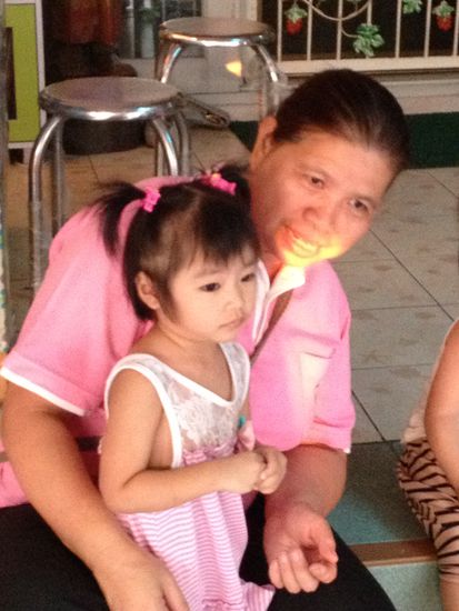 Dieses Mädchen hat hohes Fieber und wartet ebenfalls darauf, dass es abgeholt wird.