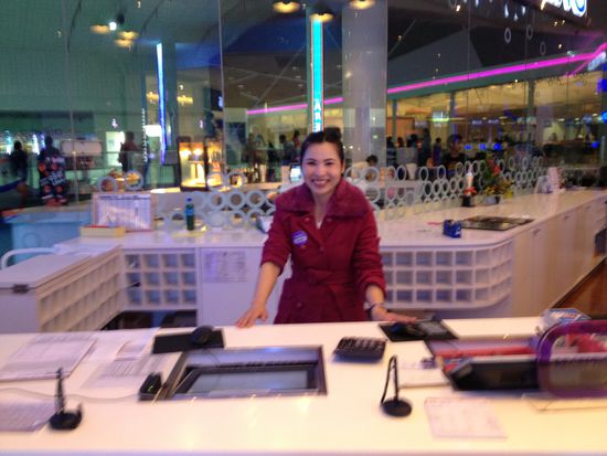 Die warm angezogene Frau an der Kasse gibt uns zwei Besuchertickets