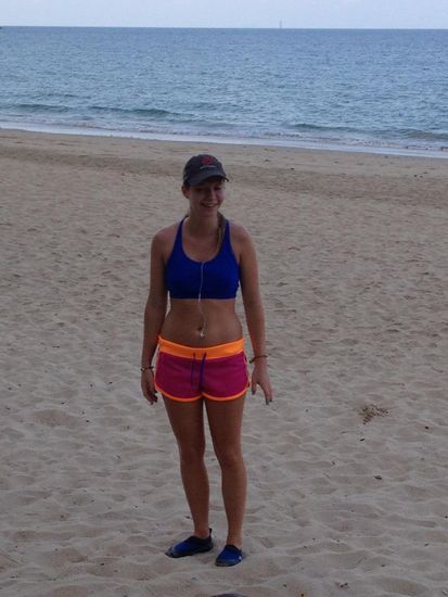 Das sportliche Girl ist zurück und möchte sofort unter die Dusche!