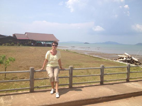 Im Hintergrund ist das Restaurant zu sehen