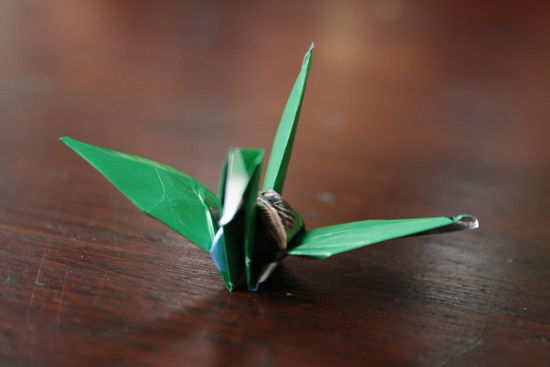 Vogel - gefaltet aus einem Schockoladepapierchen
Ein kleines Kunstwerk!
Die haben  Jaa und auch Jaew schon vor vielen Jahren für uns gemacht