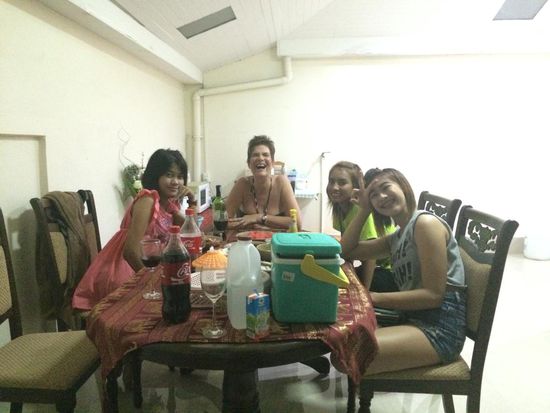 Die drei, Jutta, Jeaw, Arton und ich konnten uns kaum mehr erholen vor lauter Lachen. Es war wirklich ein Happy Day!