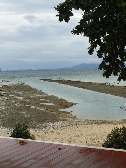 Bei Ebbe sieht man die ausgebaggerte Schneise für die Boote