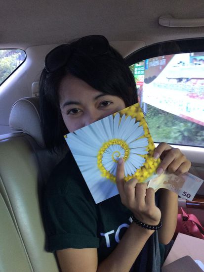 zusammen lesen wir die Karte von ihren Paten - Kae freut sich riesig!
Sie sagt: I miss Farah and Enea