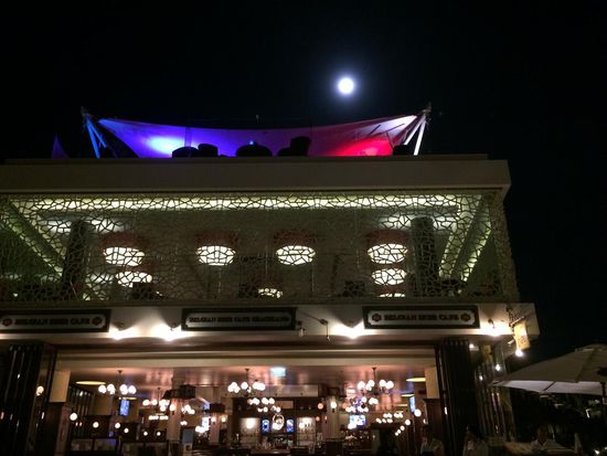 Das Graceland mit seiner Bar auf dem Dach - und darüber der Vollmond 