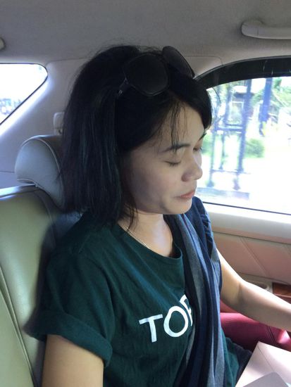 völlig gespannt packt Kae die Geschenke aus