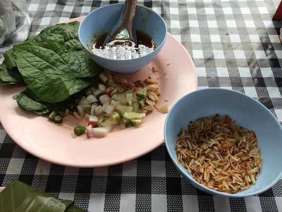 Miam kam
Blätter, Nüssli, Limetten, Chili, Zwiebeln 
dann noch die Sauce dazu - Hoom!  