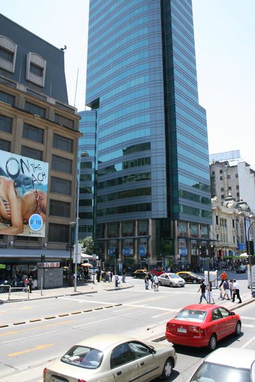 Hochhaus vom Touribus aus