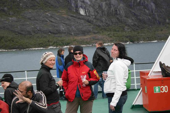 Anstossen mit Gletschereis und Pisco Sour