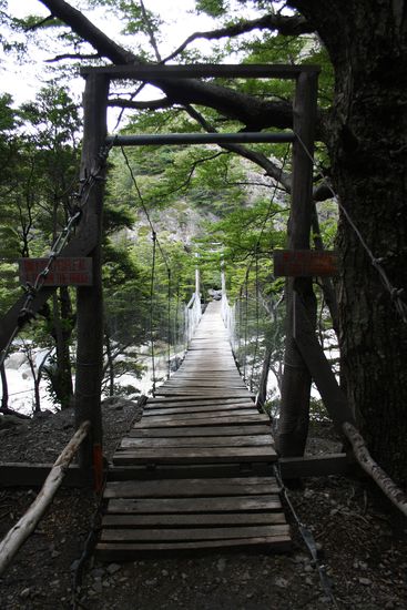Bruecke zu unserem Campingplatz im Valle Frances (nur 2 Personen auf einmal!)