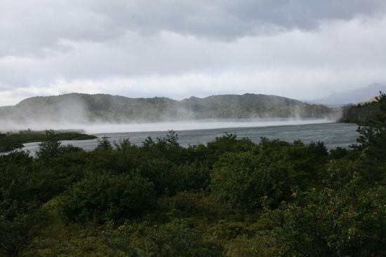 Bei uns macht der Wind Wellen, hier traegt er das Wasser aus dem See