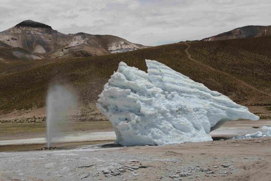 Geysir mit Eis, das ueber Nacht entsteht