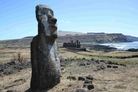 der Reisende und die 15 Moai Tongariki