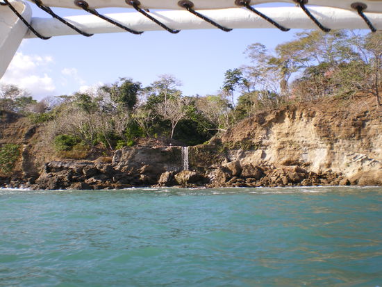 Ein Wasserfall direkt ins Meer, leider ist Trockenzeit