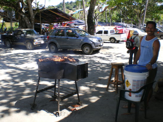 Grillhühnchen aus der Open Air Küche am Strand, mit Reis, Bohnen   und Salat 5$