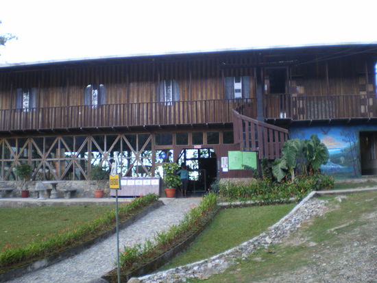 Oben die Zimmer, unten Restaurant und Rezeption