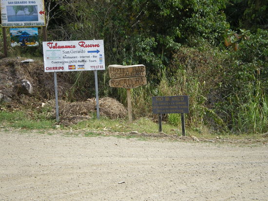 Der reissende Bach folgt der Straße, immer breiter werdend, bis ins Tal