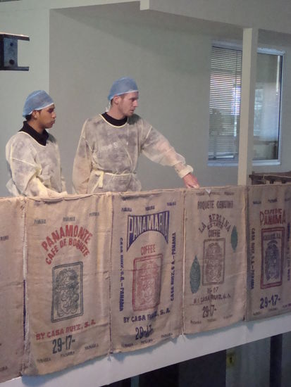 Mit geübtem Blick, nach der Schulung, überwache ich die Produktion...