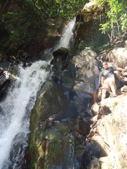 und Wasserfälle hinab