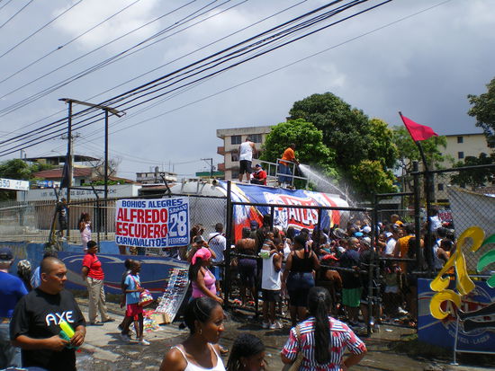 Die Bier company sponserte die typischen Wasserduschen