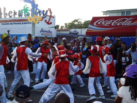 Dann kam der Zug, mit Trommeln, Tänzen, und Trompeten