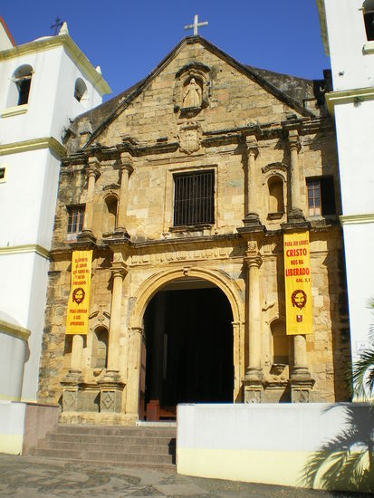 Soundso Kirche, kein Plan aber sehr schön mit dem Sandstein