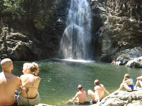 Das untere Becken, man kann hinter den Wasserfall klettern und von dort springen...