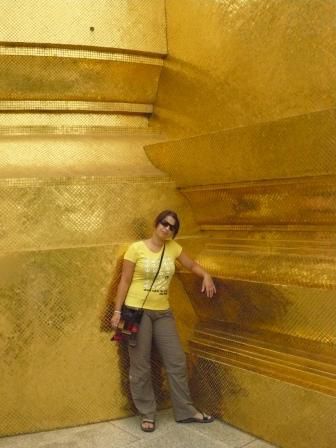 Ines von Gold umgeben