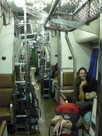 Die Fahrt im Nachtzug von Bangkok nach Chiang Mai dauerte 14 Stunden. Die Sitze wurden spaetestens um 22:00 Uhr umgeklappt und pro Abteil entstanden 2 Schlafbetten.