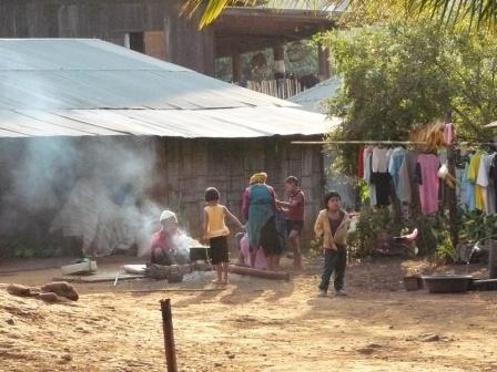 In einem Dorf der Hilltribes, der Bergvoelker.
Ich bin mir noch nicht sicher ob ich diese Menschen fuer ihre Einfachheit beneiden oder bemitleiden soll. Ohne Strom, fliessendes Wssser oder sonst einen Komfort auskommen zu muessen ist fuer uns unvorstellbar.
