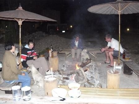Es wurde immer schoen am warmen Lagerfeuer gegessen. Rechts sind Dan und Kathy zu sehen. Links neben mir ist Thom.